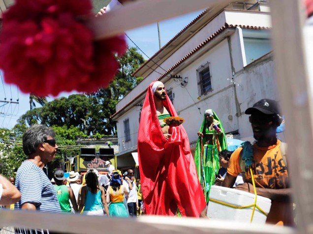 Bloco das Carmelitas desfila pelas ladeiras de Santa Teresa, no Rio de Janeiro, RJ, nesta quinta-feira (05)
