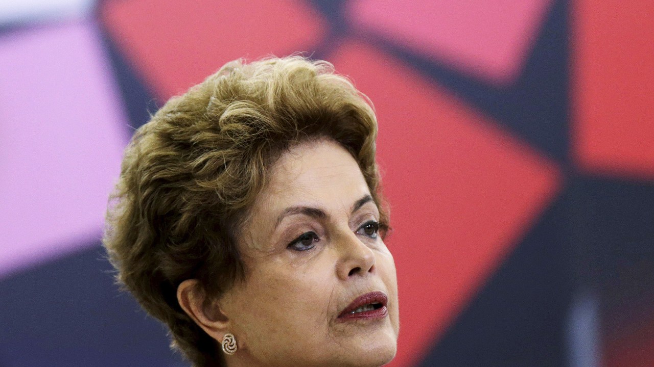 Decreto assinado por Dilma Rousseff reajusta o salário mínimo de 2016 para 880 reais, a partir de 1º de janeiro