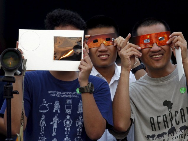 <p>Um eclipse solar total é visto a partir da cidade de Bangkok, na Tailândia</p>