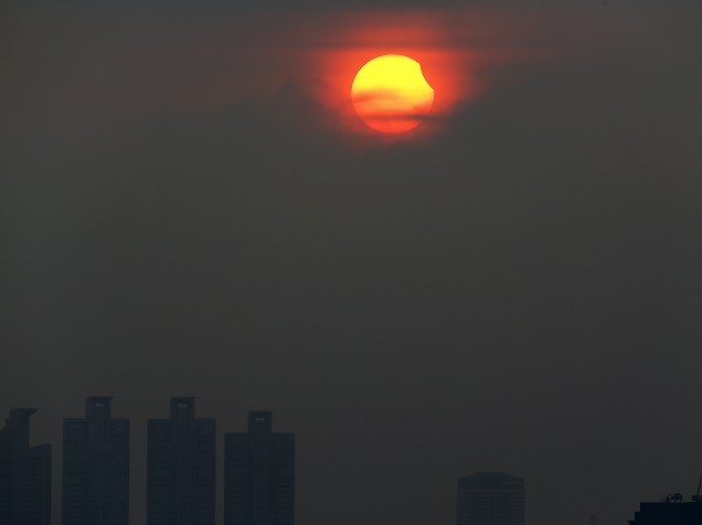 <p>Um eclipse solar total é visto a partir da cidade de Bangkok, na Tailândia</p>