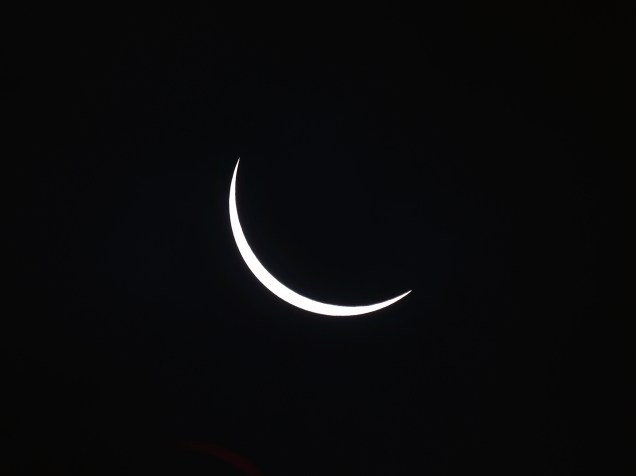 <p>Um eclipse solar total é visto a partir da cidade de Ternate na Indonésia</p>