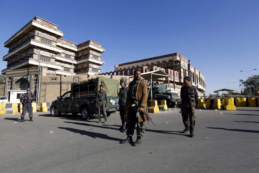 Soldados do Iêmen fazem guarda na porta da embaixada dos Estados Unidos, em Sanaa