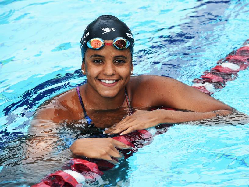 Etiene Medeiros, em São Paulo: semana com nove treinos de duas horas dentro da piscina, mais cinco treinos fora