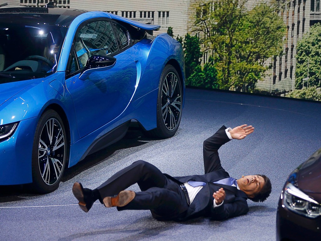 O presidente da BMW, Harald Krüeger, desmaiou durante apresentação no Salão do Automóvel de Frankfurt
