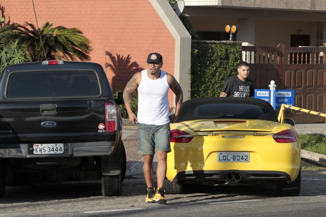 Naldo e seu filho Pablo estacionam Porsche na Barra da Tijuca