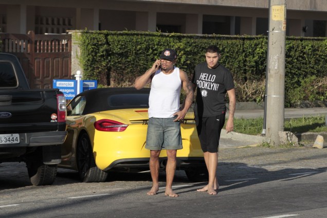 Naldo e seu filho Pablo estacionam Porsche na Barra da Tijuca