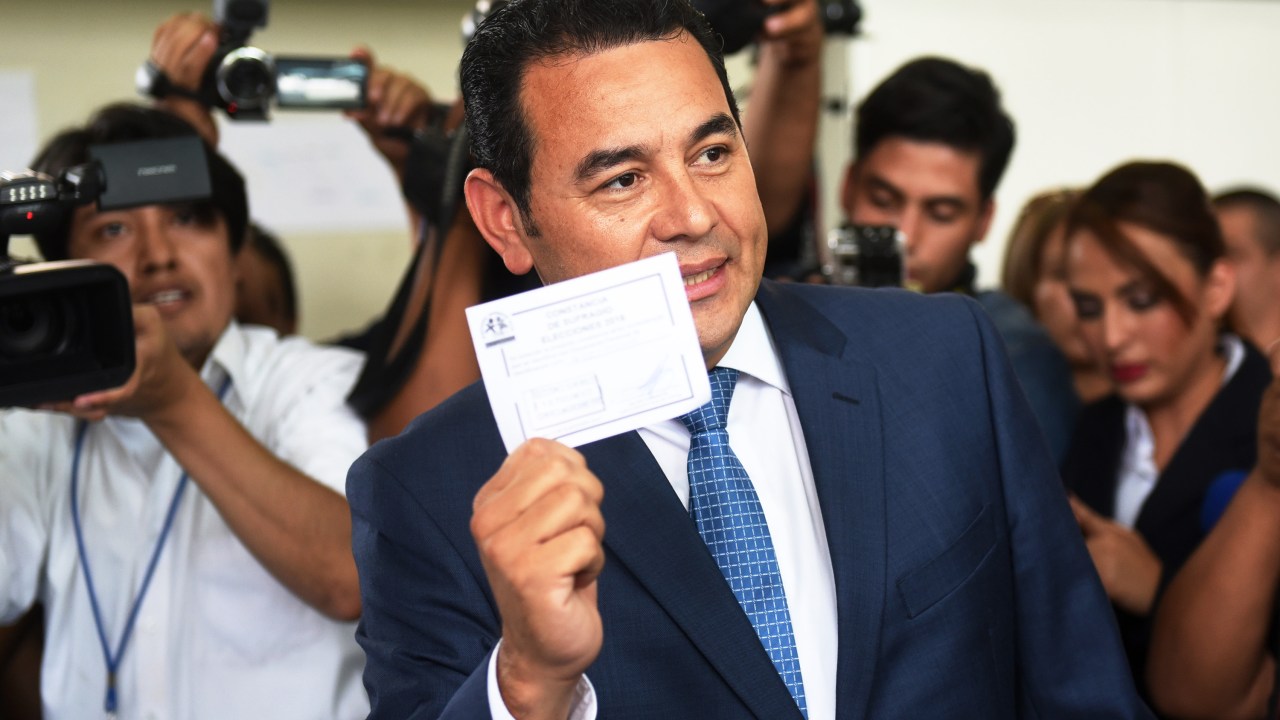 O ator Jimmy Morales durante votação na Guatemala
