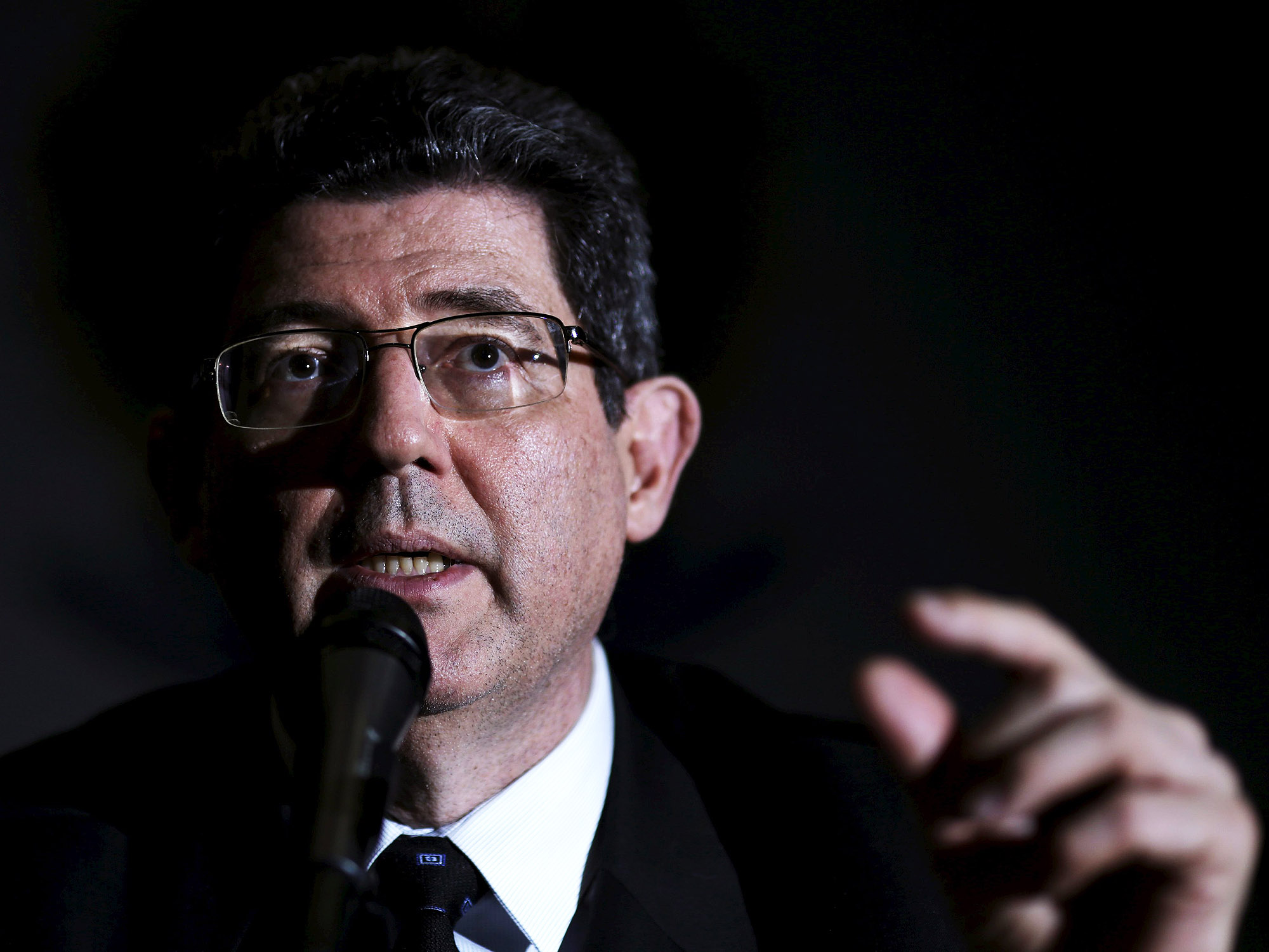 O ministro da Fazenda Joaquim Levy durante entrevista para explicar as consequências da perda do grau de investimento do Brasil pela agência Standard & Poor's, em Brasília (DF) - 10/09/2015