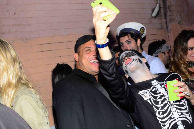 Ronaldo tira selfie com fã