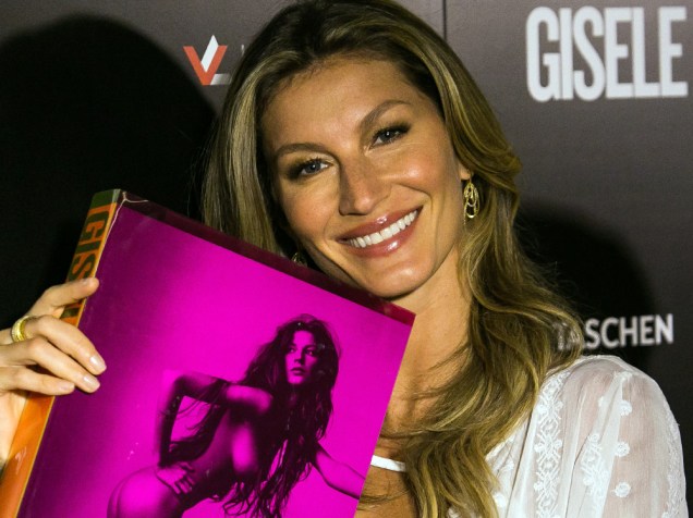 Gisele lança livro comemorativo em São Paulo