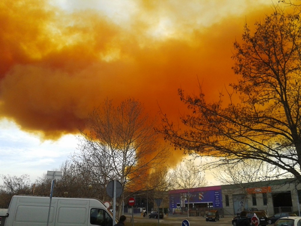 Uma nuvem tóxica laranja foi vista na cidade de Igualada, próxima à Barcelona, depois de uma explosão em uma fábrica de produtos químicos