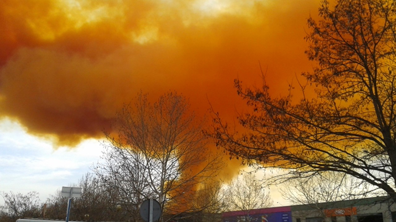 Uma nuvem tóxica laranja foi vista na cidade de Igualada, próxima à Barcelona, depois de uma explosão em uma fábrica de produtos químicos