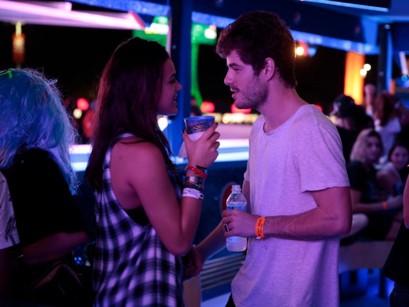 Bruna Marquezine e Maurício Destri aos beijos no Rock in Rio