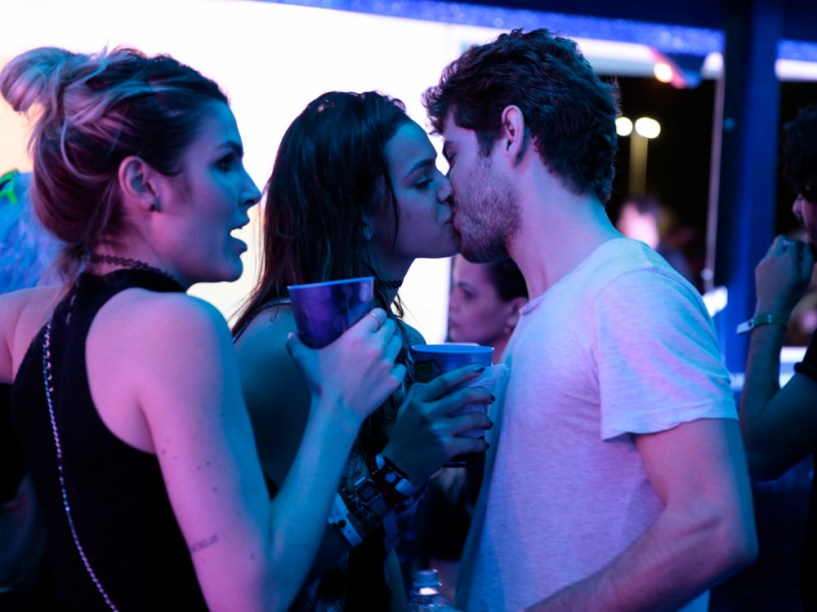 Bruna Marquezine e Maurício Destri aos beijos no Rock in Rio