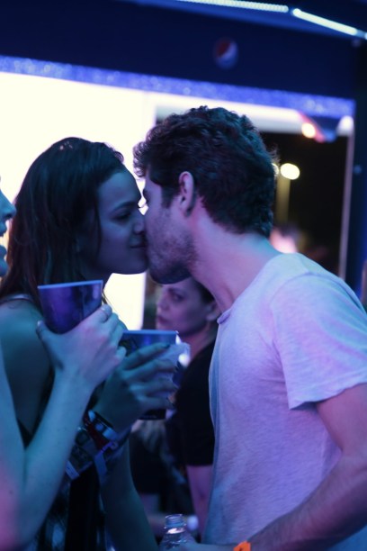 Bruna Marquezine e Maurício Destri aos beijos no Rock in Rio