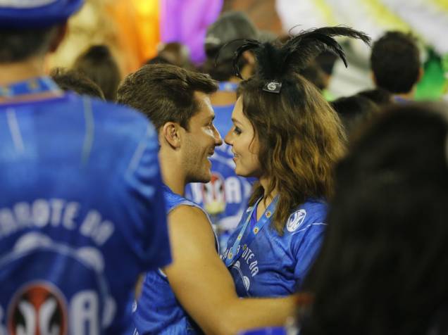 Monica Iozzi e Klebber Toledo se beijam em camarote na Sapucaí