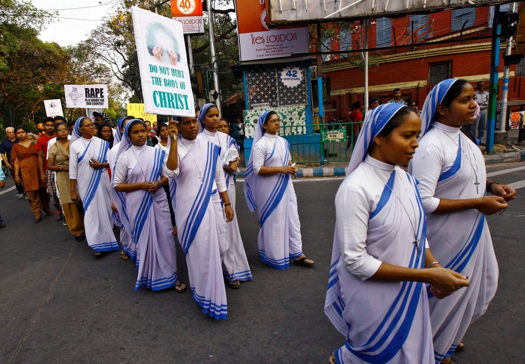 Freiras católicas participam dos protestos contra o estupro de uma freira, na Índia