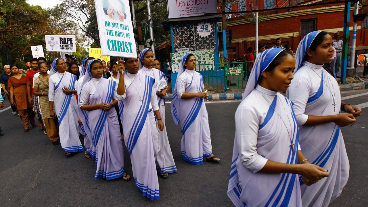 Freiras católicas participam dos protestos contra o estupro de uma freira, na Índia