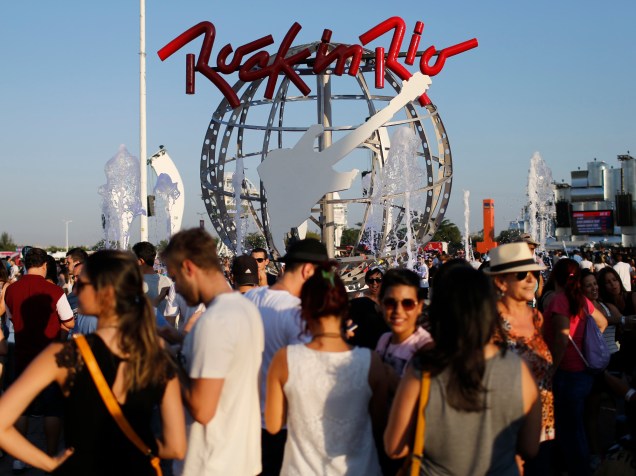 Movimentação do público na Cidade do Rock, para o segiundo dia de shows do Rock in Rio, que começa neste sábado (19)