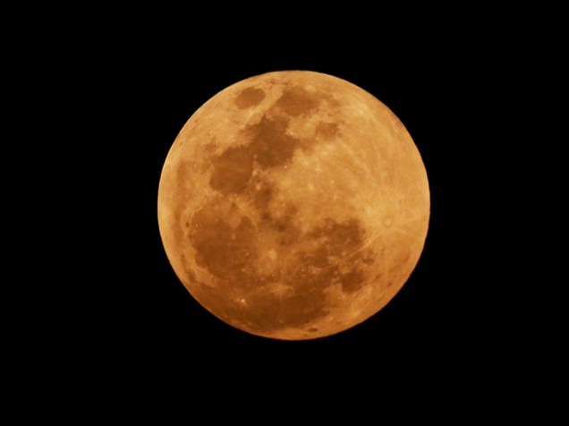 <p>Eclipse total e superlua acontecem na noite deste domingo (27), causando o fenômeno da Lua vermelha</p>