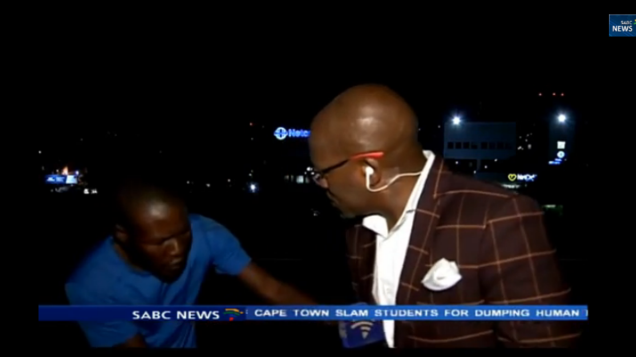 O repórter Vuyo Mvoko foi surpreendido por dois assaltantes quando se preparava para entrar ao vivo