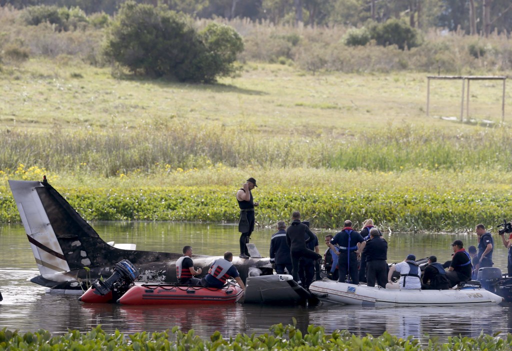 Operações de resgate após a queda do avião argentino em Laguna del Sauce