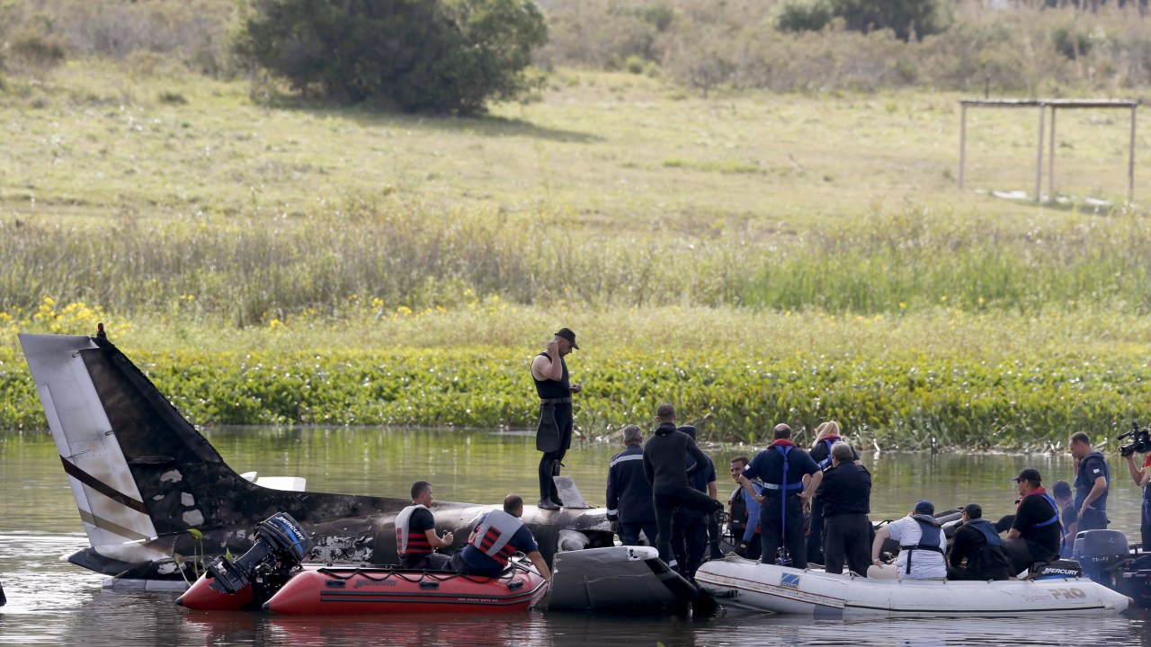 Operações de resgate após a queda do avião argentino em Laguna del Sauce