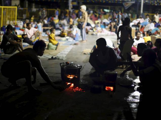 Milhares de pessoas tiveram que ser evacuadas durante a passagem do tufão Koppu nas Filipinas