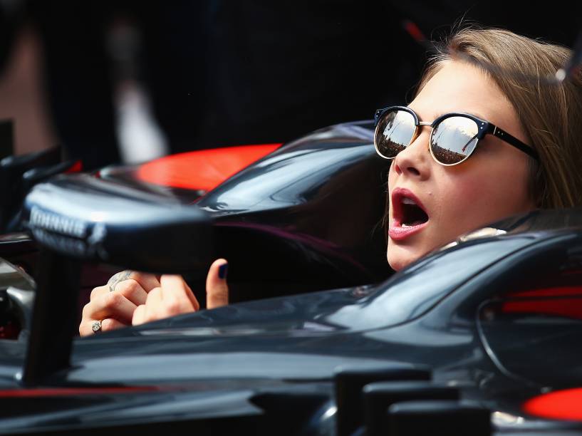 Cara Delevingne nas garagens do GP de Mônaco