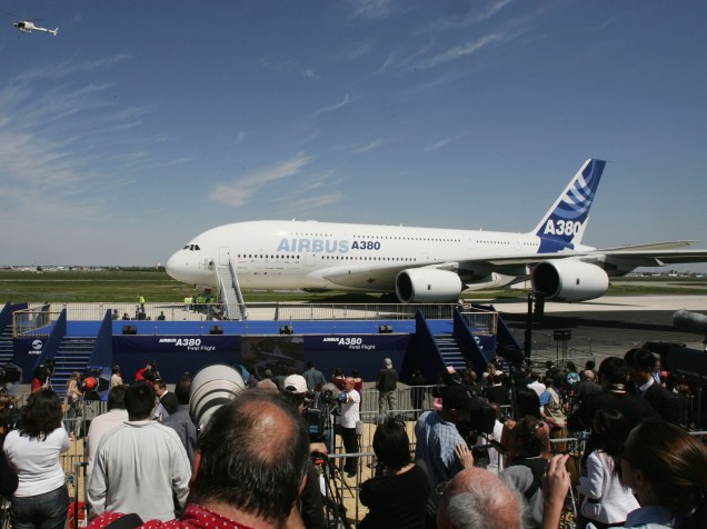 Cerca de 50 mil pessoas se reuniram para assistir o voo inaugural do A380, no dia 27 de Abril de 2005, em Toulouse, sul da França