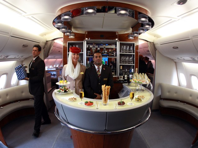 O tamanho da aeronave A380 torna possível acomodar um bar como o da foto, oferecido pela Emirates