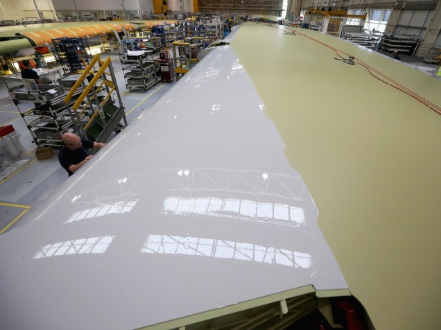 Técnicos trabalham na asa de um Airbus A380. A linha de produções de Toulouse está trabalhando com uma ordem de produzir mais de 160 aviões da categoria