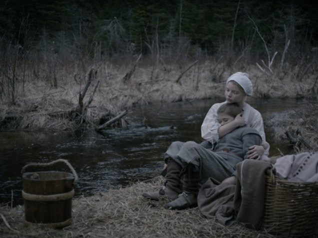 Thomasin (Anya Taylor-Joy) e o irmão Caleb (Harvey Scrimshaw) em cena de ‘A Bruxa’