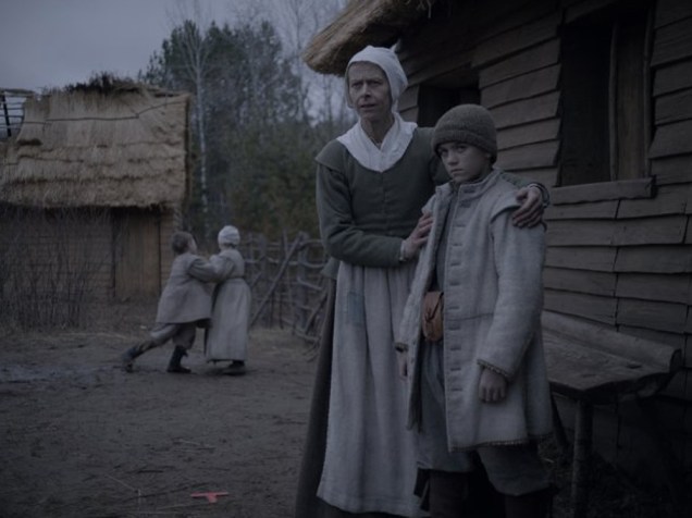 A mãe da família, Katherine (Kate Dickie) com o filho Caleb (Harvey Scrimshaw), no terror ‘A Bruxa’