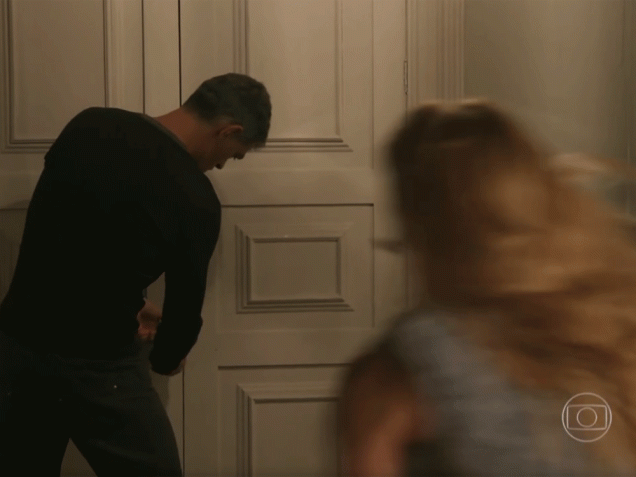 Orlando (Eduardo Moscovis) tranca a porta para ter uma conversa séria com Lara (Carolina Dieckmann)