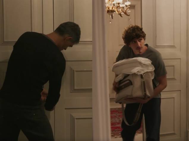 Orlando (Eduardo Moscovis) tranca a porta para ter uma conversa séria com Lara (Carolina Dieckmann). Cesário (Johnny Massaro) chega no quarto durante a conversa e consegue entrar sem destrancar a porta