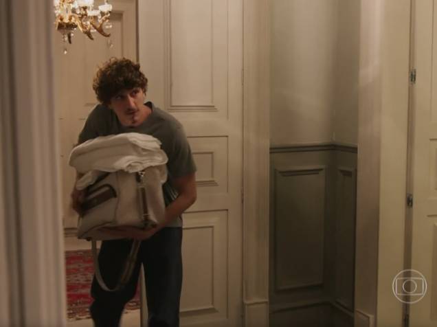 Cesário (Johnny Massaro) chega no quarto durante a conversa e consegue entrar sem destrancar a porta