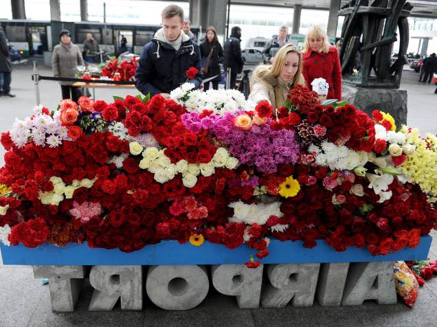 Flores são depositadas em frente ao aeroporto internacional de São Petersburgo, na Rússia, em memória das vítimas do acidente com o Airbus A321 da companhia KogalimAvia