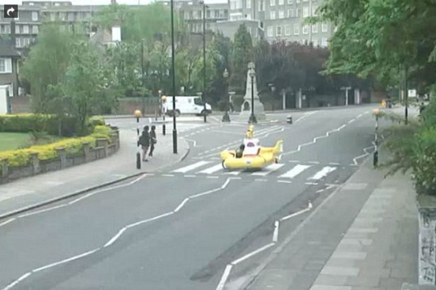 Um submarino amerelo cruzando a Abbey Road, em Londres