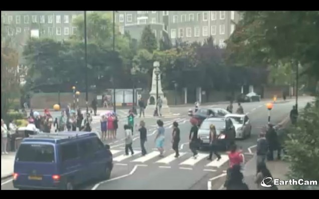 Turistas atrapalham o trânsido na Abbey Road, em Londres