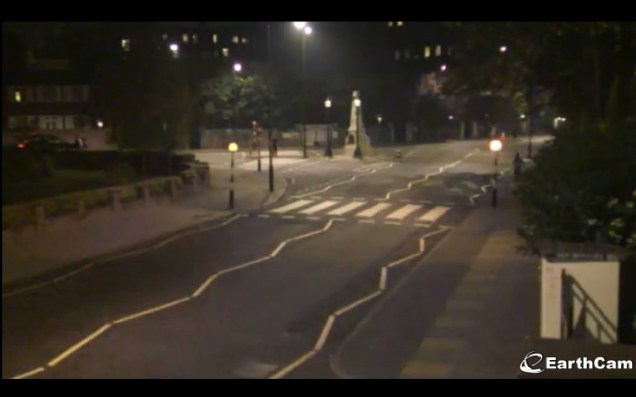 A Abbey Road vazia: cena rara registrada num madrugada fria, em Londres