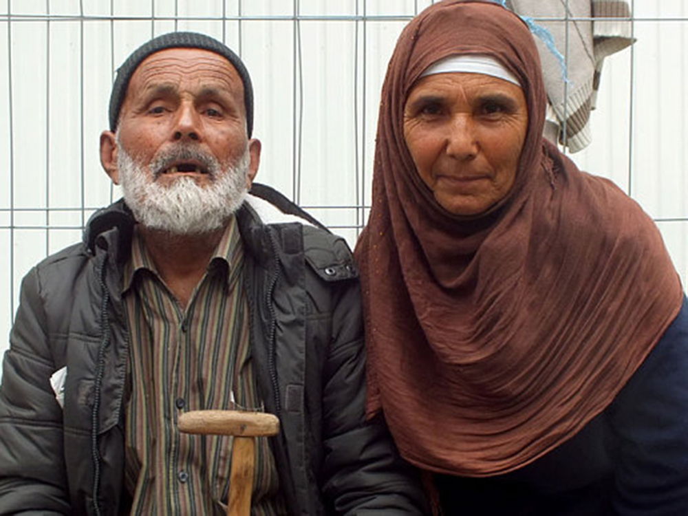 O refugiado Abdul Quader Azizi e sua esposa