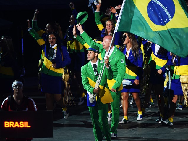  O nadador Thiago Pereira carrega a bandeira do Brasil na cerimônia de abertura dos Jogos Pan-Americanos de Toronto, no Canadá