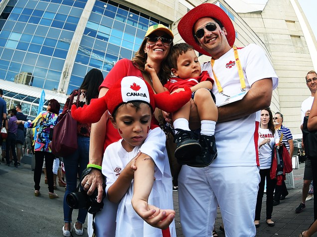 Movimentação do público nos arredores do Rogers Centre em Toronto no Canadá, antes da cerimônia de abertura dos Jogos Pan-Americanos