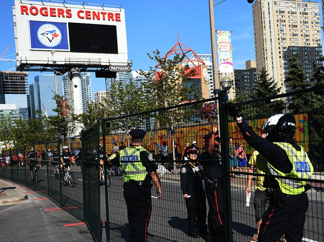 Policiais fazem a segurança no entorno do Rogers Centre em Toronto, antes da cerimônia de abertura dos Jogos Pan-Americanos