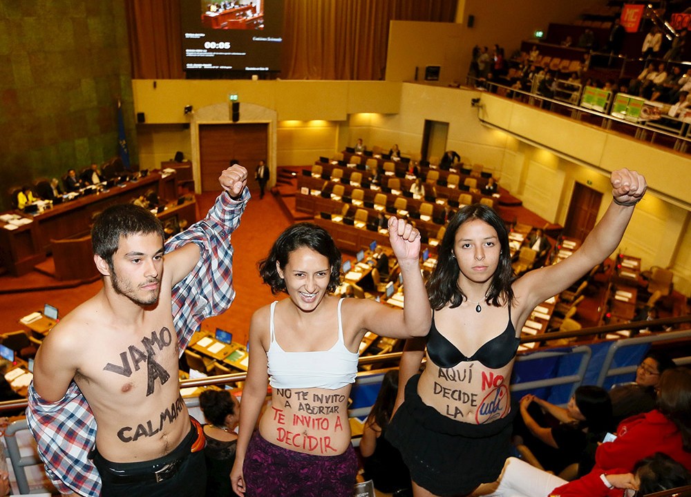 No Chile, pessoas comemoram a legalização do aborto, dentro da Câmara do Deputados, nesta quinta-feira (17)
