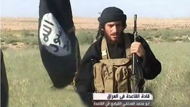 O terrorista Abu Mohammed al Adnani em um vídeo divulgado na internet