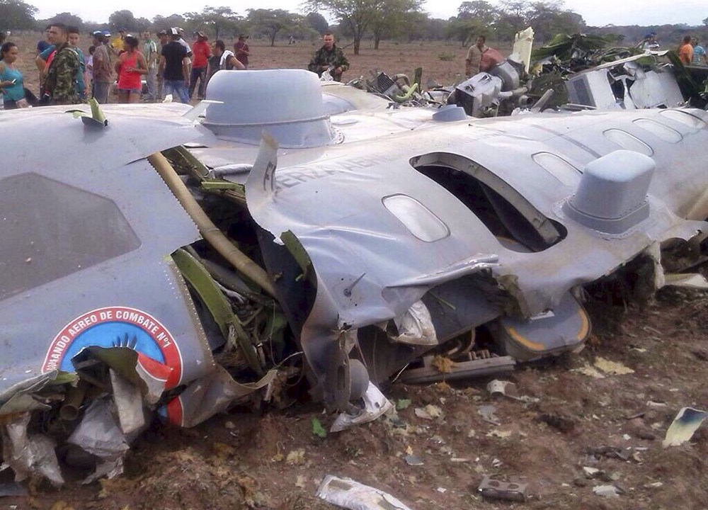 Restos de um avião da Força Aérea Colombiana são vistos próximo à cidade de Codazzi, Colômbia. Onze militares colombianos estavam na aeronave quando uma falha de motor ocorreu, a queda matou todos a bordo do avião
