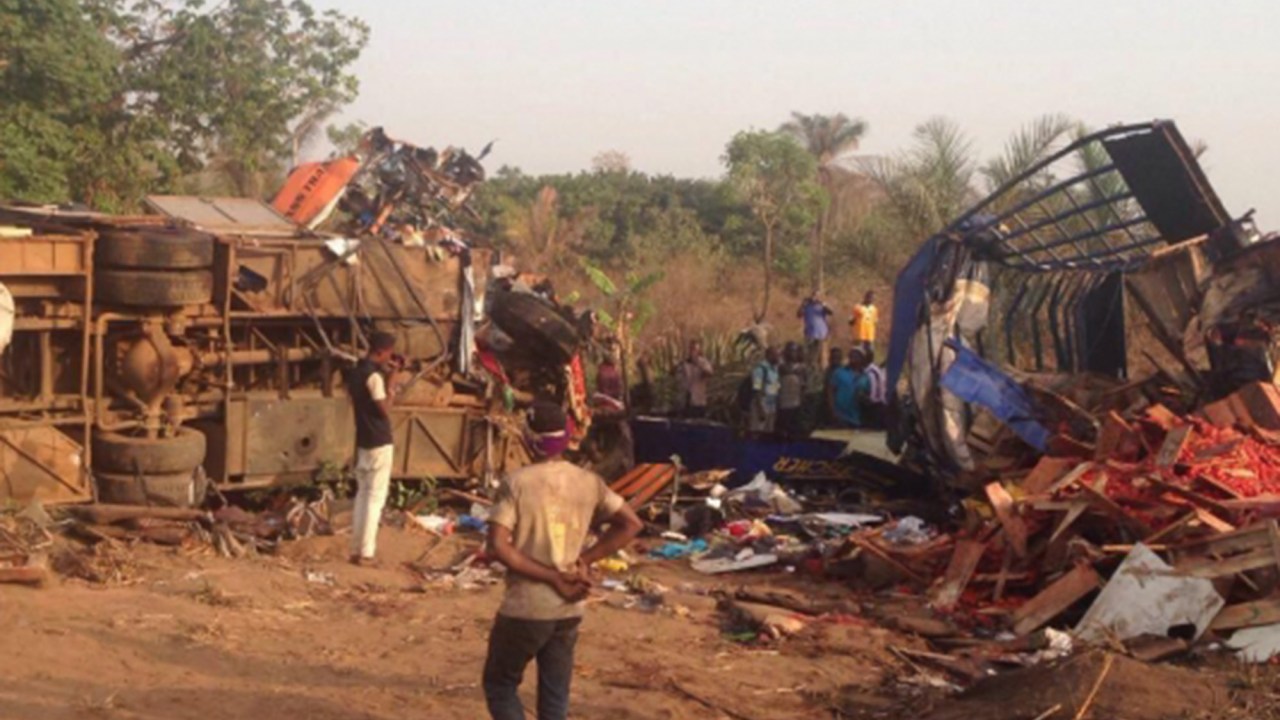 Ao menos 61 pessoas morreram e 25 ficaram feridas, em uma colisão entre um ônibus de passageiros e um caminhão, na estrada entre Acra e Tamale, no norte de Gana, nesta quinta-feira (18)