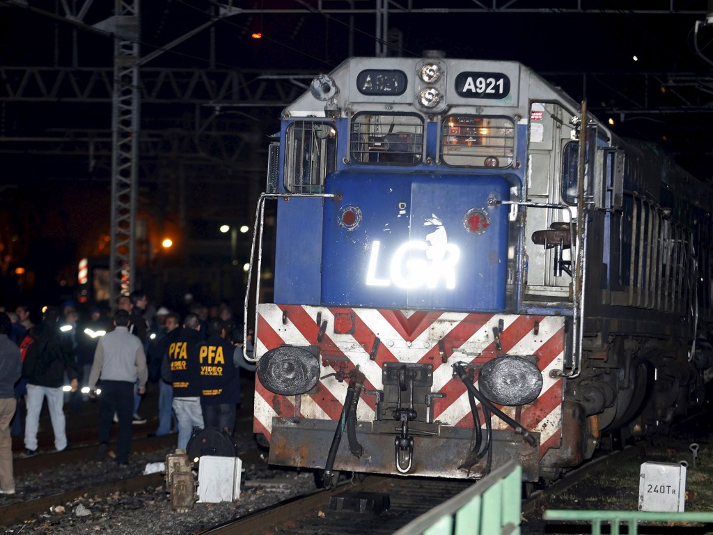 Trem colide com uma locomotiva parada deixando 40 feridos em Buenos Aires